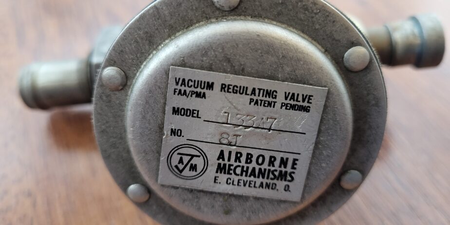 Vacuum regulating valve