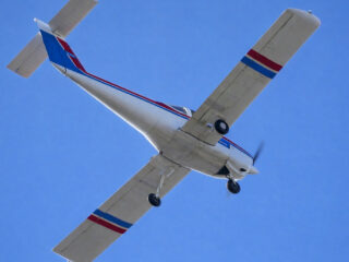 Avion-blanc-en-vol-sous-ciel-bleu-1