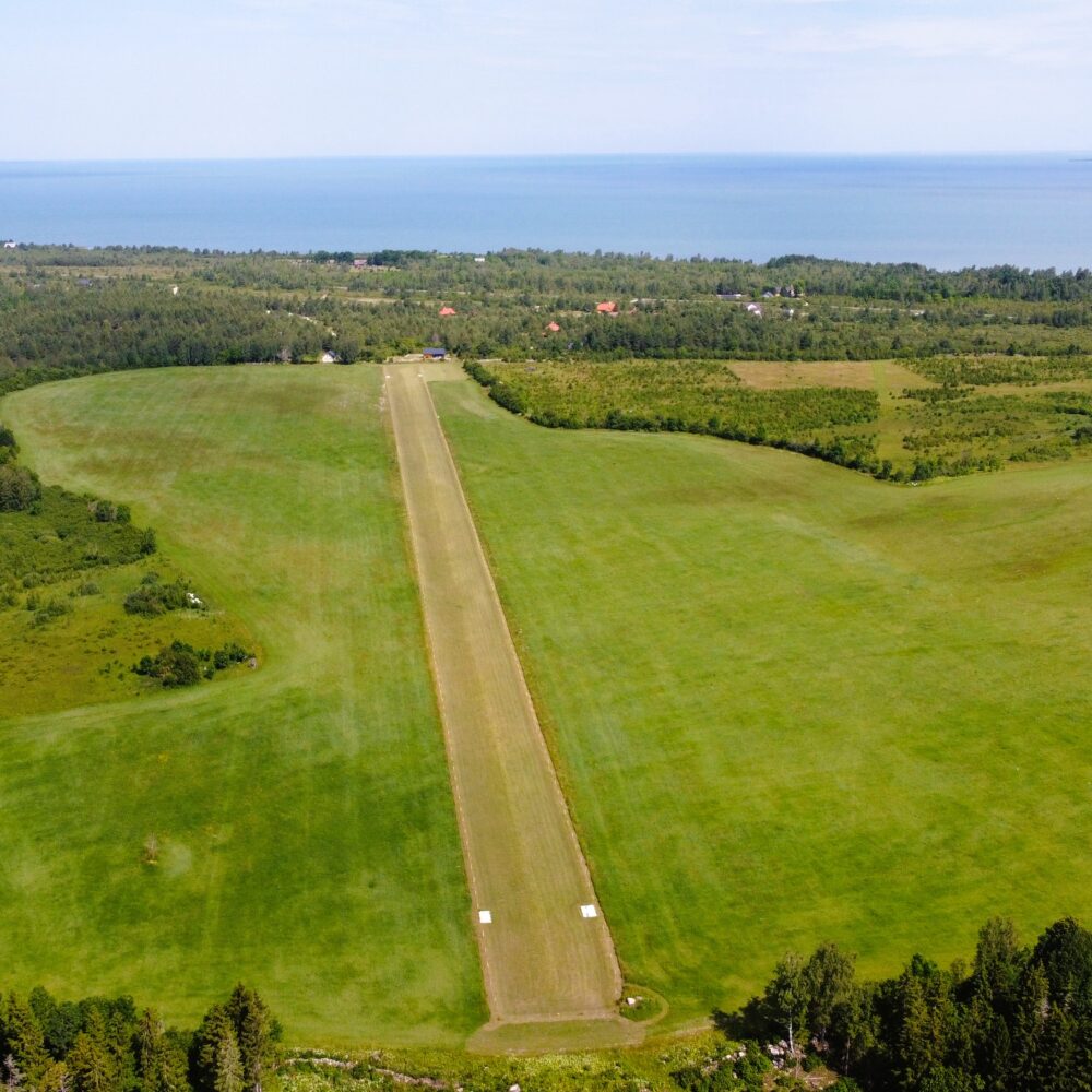 Linnulennu fly-in holiday house at EEMU
